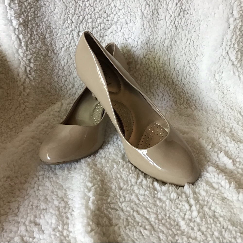 Women’s Deflex Comfort pumps Size 7-1/2 wide  NWOT